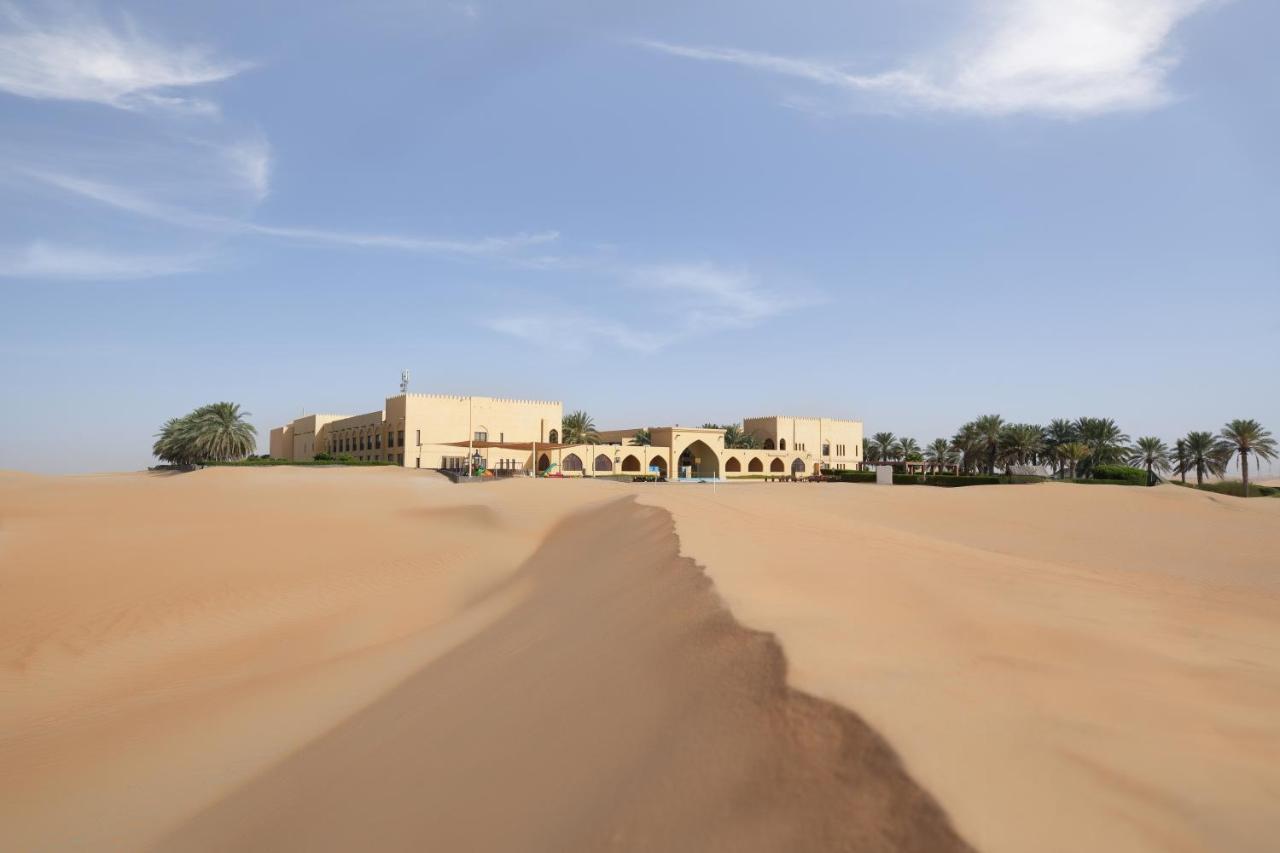 تلال ليوا, شارع مدينة زايد فندق